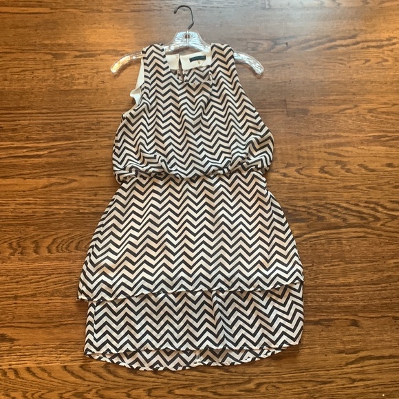 CALS zig zag pattern, black and white off the shoulder. Used like new - Picture 2 of 3